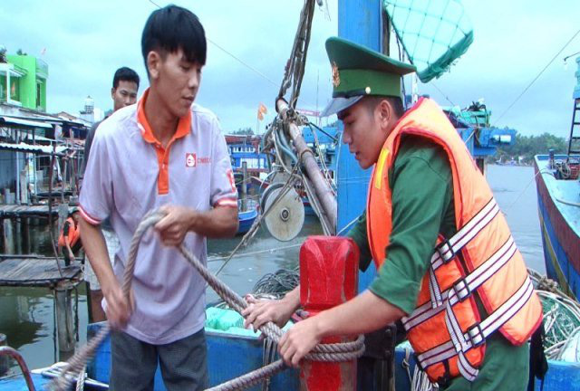 The Quang Ngai Border Guards force helps local fishermen anchor their fishing boats. (Photo: NDO/Hien Cu) 