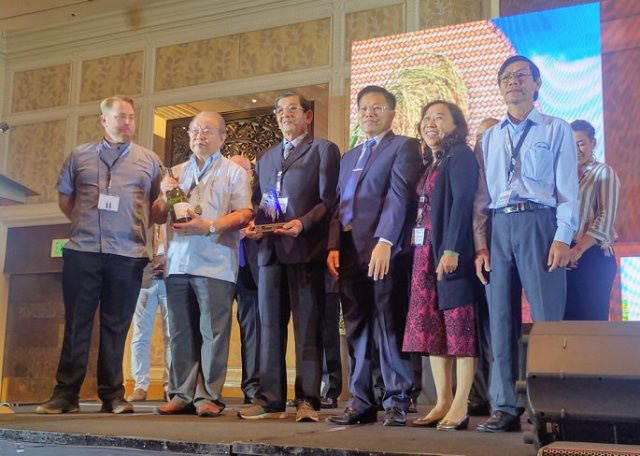 The Vietnamese delegation receive the World’s Best Rice 2019 prize for the Vietnamese ST24 rice variety at the 11th Annual World’s Best Rice Contest in Manila, the Philippines, on November 12, 2019. 