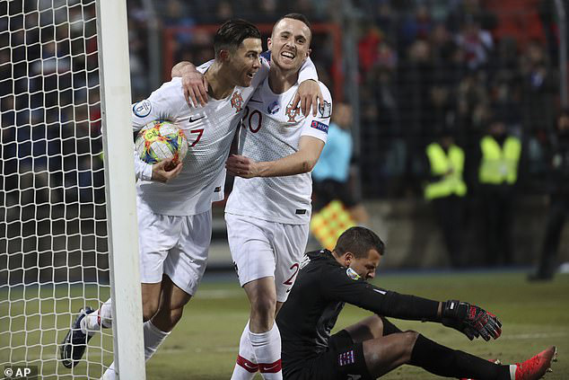 ĐT Luxembourg 0-2 ĐT Bồ Đào Nha: Ronaldo ghi bàn, ĐT Bồ Đào Nha giành quyền dự VCK EURO 2020 - Ảnh 4.