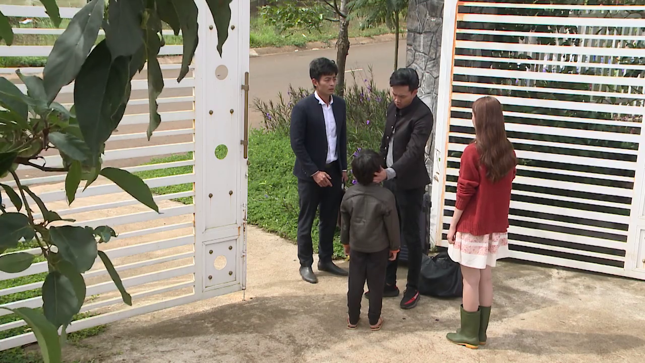 Đánh cắp giấc mơ - Tập 44: Luân (Quốc Trường) ôm Khánh Quỳnh khóc nghẹn ngào trước mặt Đức - Ảnh 1. Đánh cắp giấc mơ - Tập 44: Luân (Quốc Trường) ôm Khánh Quỳnh khóc nghẹn ngào trước mặt Đức - Ảnh 1.