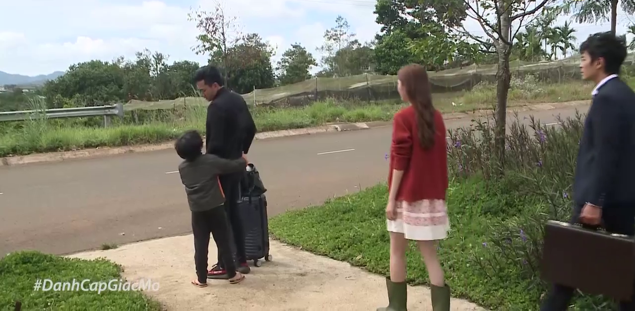 Đánh cắp giấc mơ - Tập 44: Luân (Quốc Trường) ôm Khánh Quỳnh khóc nghẹn ngào trước mặt Đức - Ảnh 3. Đánh cắp giấc mơ - Tập 44: Luân (Quốc Trường) ôm Khánh Quỳnh khóc nghẹn ngào trước mặt Đức - Ảnh 3.