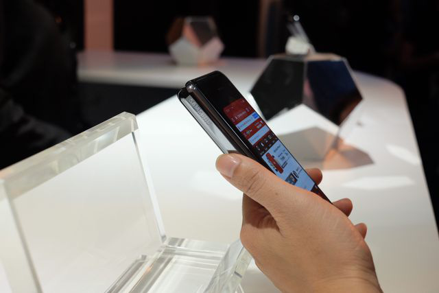 Galaxy Fold chính thức ra mắt tại Việt Nam, giá từ 50 triệu đồng - Ảnh 4.