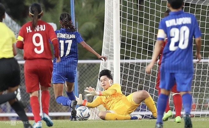 Vietnamese goalie Kim Thanh plays a good game against Thailand. (Photo: Vnexpress) 