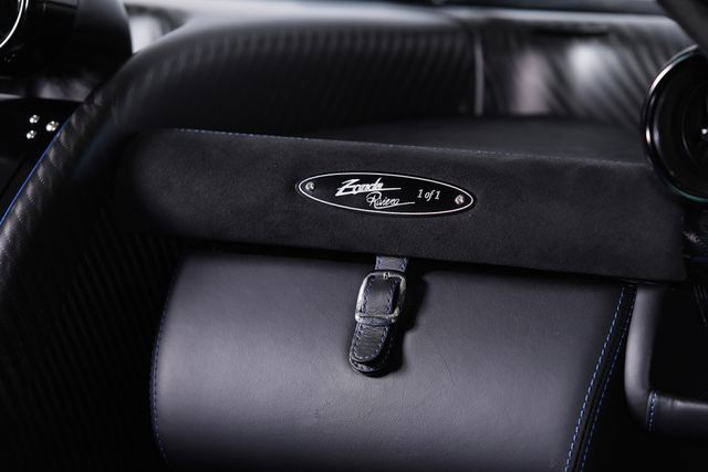 Cận cảnh siêu xe Pagani Zonda Riviera độc nhất giá 5,5 triệu USD - Ảnh 13. Cận cảnh siêu xe Pagani Zonda Riviera độc nhất giá 5,5 triệu USD - Ảnh 13.