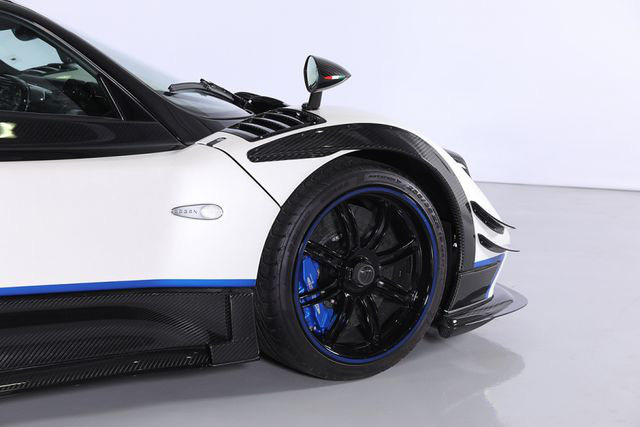 Cận cảnh siêu xe Pagani Zonda Riviera độc nhất giá 5,5 triệu USD - Ảnh 2. Cận cảnh siêu xe Pagani Zonda Riviera độc nhất giá 5,5 triệu USD - Ảnh 2.