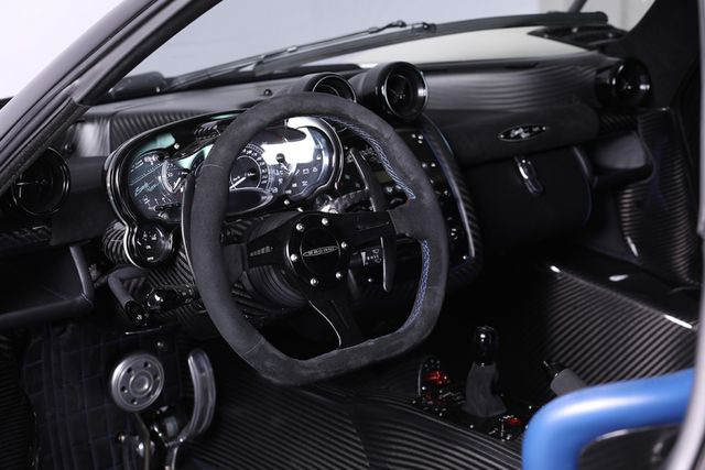 Cận cảnh siêu xe Pagani Zonda Riviera độc nhất giá 5,5 triệu USD - Ảnh 9. Cận cảnh siêu xe Pagani Zonda Riviera độc nhất giá 5,5 triệu USD - Ảnh 9.