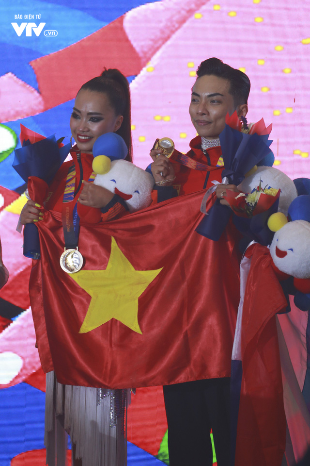 VĐV Dance Sport bật khóc khi quốc ca Việt Nam vang lên tại SEA Games 30 - Ảnh 9.