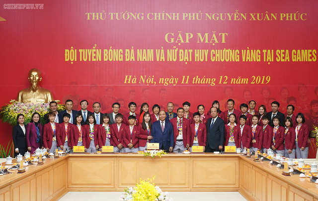 Thủ tướng chúc mừng hai đội tuyển bóng đá Việt Nam - Ảnh 2.