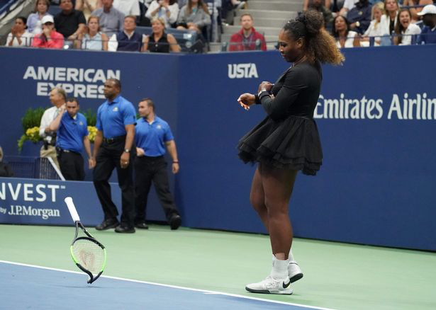 Vợt hỏng của Serena Williams được bán với giá gần 400 triệu đồng - Ảnh 1.