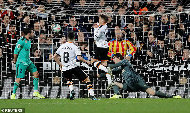 Valencia 1-1 Real Madrid: Thoát hiểm phút bù giờ! - Ảnh 1.