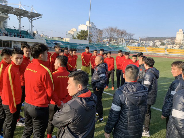 Coach Park Hang-seo disseminates the training plan to his players. 