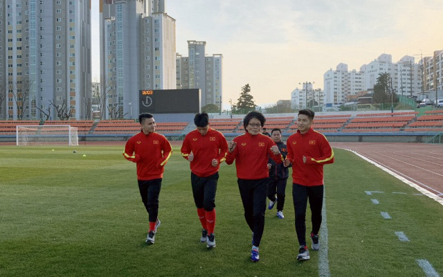 Doctor Choi Ju-young (second from right) closely monitors the recovery of Quang Hai (far left), Dinh Trong (second from left) and Trong Hung (far right). 