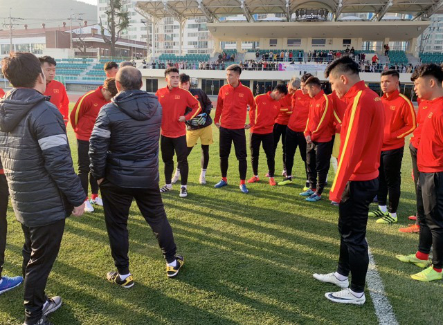 A large number of Vietnamese fans living in the ROK and local residents in Tongyeong come to the camp to watch coach Park’s side in their first training session here on Saturday. 