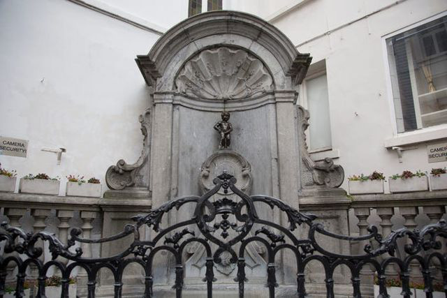 Thực tế đ&aacute;ng thất vọng của c&aacute;c t&aacute;c phẩm nghệ thuật nổi tiếng ngo&agrave;i đời thật - Ảnh 5.