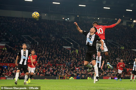 Man Utd 4-1 Newcastle: Quỷ đỏ thôi phát quà - Ảnh 2.