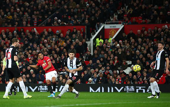 Man Utd 4-1 Newcastle: Quỷ đỏ thôi phát quà - Ảnh 1.