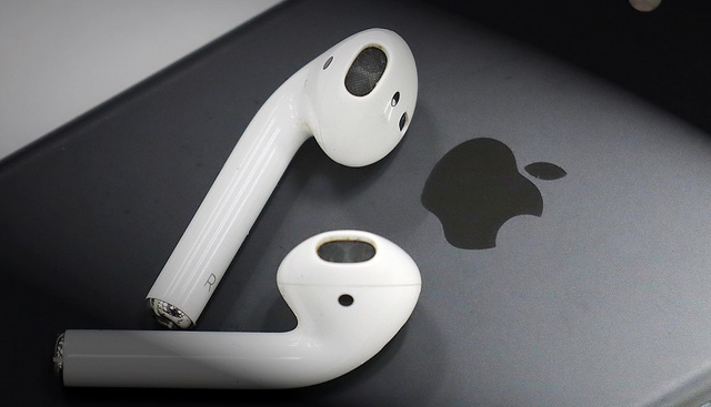 Apple muốn chuyển nhà máy sản xuất AirPods từ Trung Quốc sang Việt Nam - Ảnh 1.