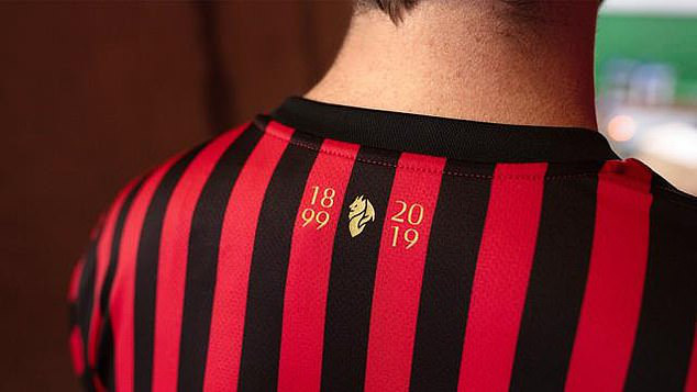 AC Milan ra mắt áo đấu kỷ niệm 120 năm ngày thành lập CLB - Ảnh 1.