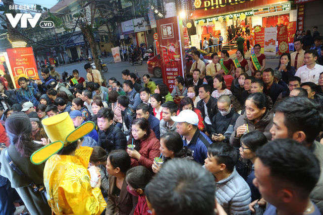 Ngày vía Thần tài: Xếp hàng chờ mua vàng từ lúc gà chưa gáy - Ảnh 7.