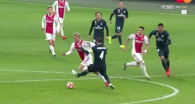 Ramos thừa nhận hành vi tẩy thẻ trong trận gặp Ajax Amsterdam - Ảnh 1.