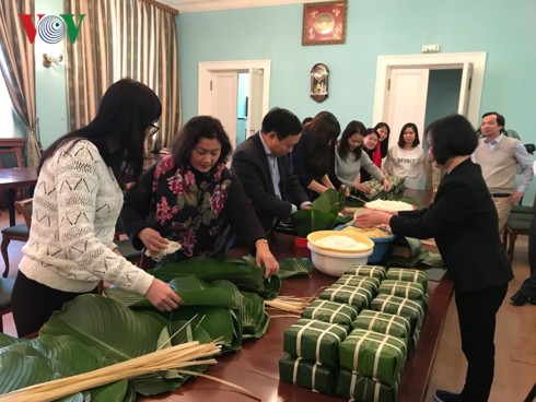 Cộng đồng người Việt tại Nga gói bánh chưng đón Tết Kỷ Hợi - Ảnh 1. Cộng đồng người Việt tại Nga gói bánh chưng đón Tết Kỷ Hợi - Ảnh 1.