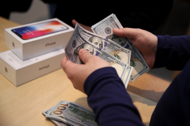 iPhone đã vượt qua thời điểm khó khăn nhất - Ảnh 1. iPhone đã vượt qua thời điểm khó khăn nhất - Ảnh 1.