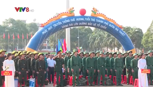 Thanh niên miền Trung - Tây Nguyên hăng hái lên đường nhập ngũ - Ảnh 2.