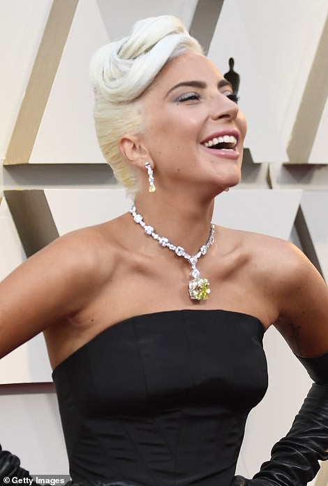 Lady Gaga khoe trang sức kim cương khủng trên thảm đỏ Oscar - Ảnh 4.