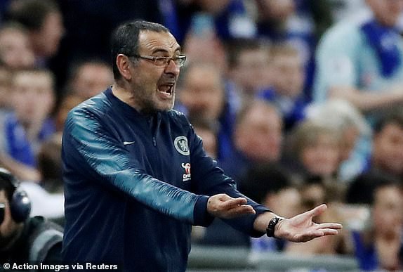 Phản Sarri, Chelsea 2 tay dâng chức vô địch League Cup cho Man City - Ảnh 1.