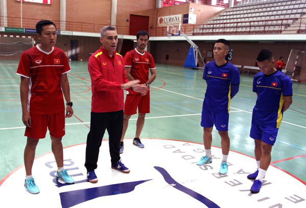 ĐT Futsal Việt Nam có buổi tập đầu tiên tại Tây Ban Nha - Ảnh 4.