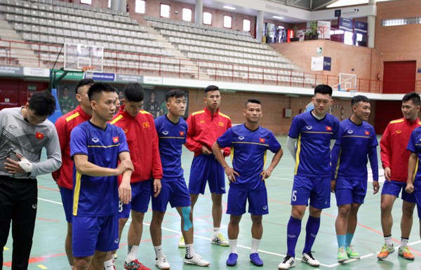 ĐT Futsal Việt Nam có buổi tập đầu tiên tại Tây Ban Nha - Ảnh 6.