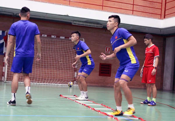 ĐT Futsal Việt Nam có buổi tập đầu tiên tại Tây Ban Nha - Ảnh 8.