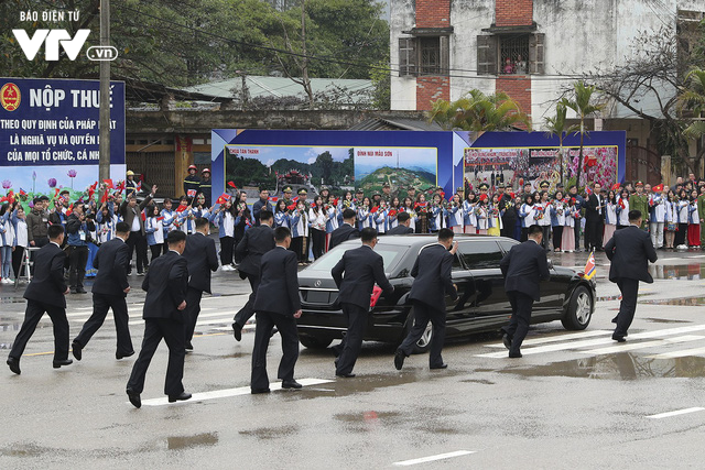 Chủ tịch Triều Tiên Kim Jong-un hạ cửa kính ô tô, tươi cười vẫy tay chào người dân Việt Nam - Ảnh 12.