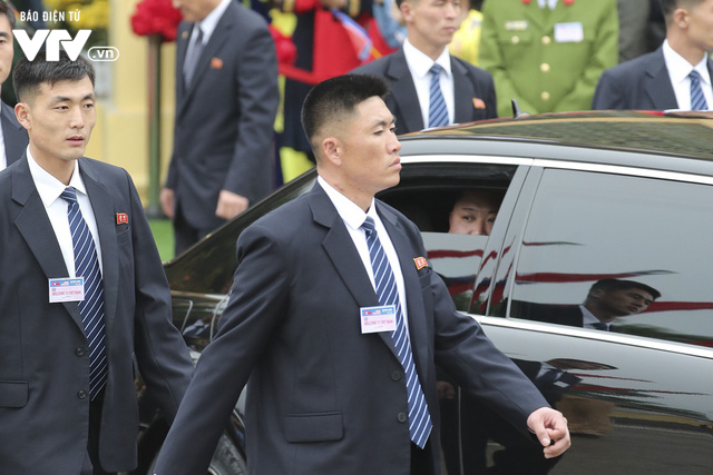 Chủ tịch Triều Tiên Kim Jong-un hạ cửa kính ô tô, tươi cười vẫy tay chào người dân Việt Nam - Ảnh 8.