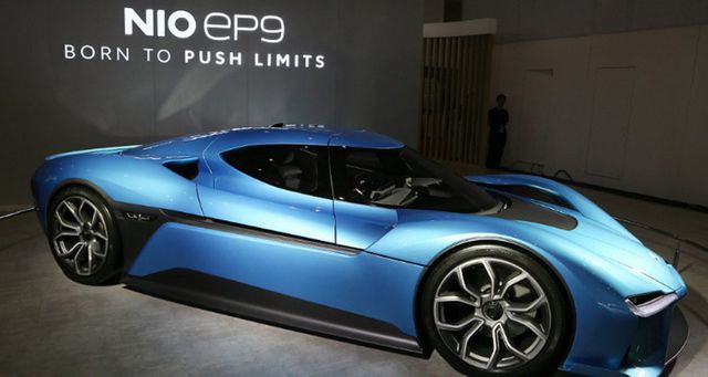 Xe hơi th&ocirc;ng minh Trung Quốc nhốt kh&aacute;ch cả tiếng đồng hồ - Ảnh 1.