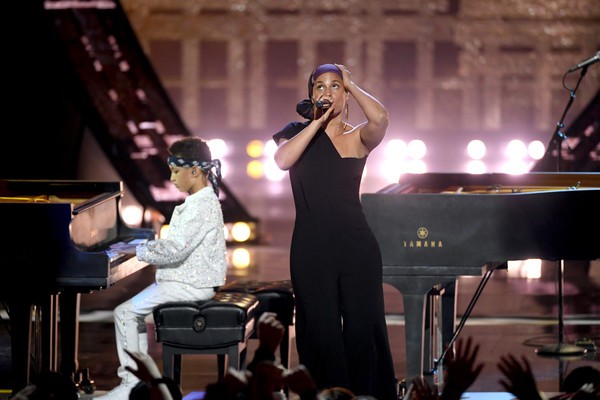 iHeartRadio Music Award 2019: Đưa con trai lên sân khấu, Alicia Keys có tiết mục siêu dễ thương - Ảnh 8.