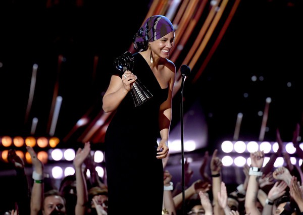 iHeartRadio Music Award 2019: Đưa con trai lên sân khấu, Alicia Keys có tiết mục siêu dễ thương - Ảnh 3.