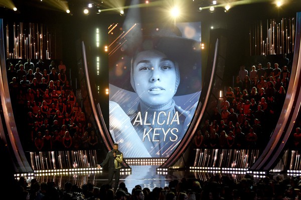 iHeartRadio Music Award 2019: Đưa con trai lên sân khấu, Alicia Keys có tiết mục siêu dễ thương - Ảnh 1.