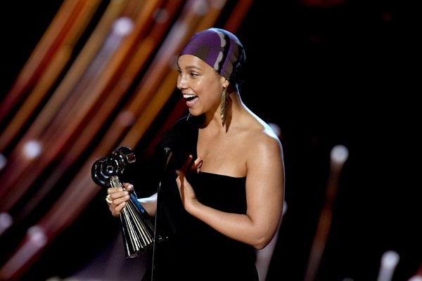 iHeartRadio Music Award 2019: Đưa con trai lên sân khấu, Alicia Keys có tiết mục siêu dễ thương - Ảnh 2.