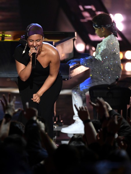 iHeartRadio Music Award 2019: Đưa con trai lên sân khấu, Alicia Keys có tiết mục siêu dễ thương - Ảnh 10.