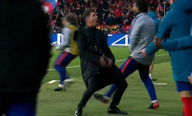 C.Ronaldo ăn mừng đầy ngạo nghễ, chọc tức HLV Simeone - Ảnh 1.