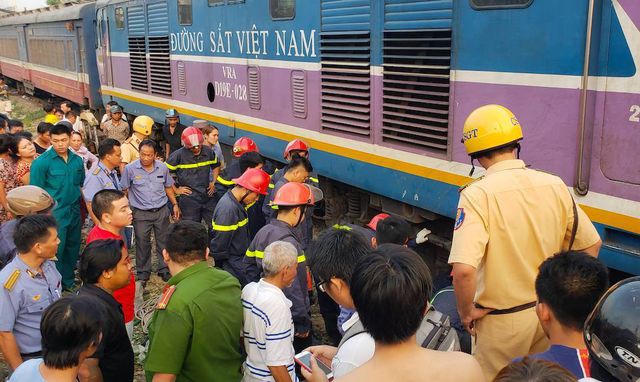 Giải cứu người đàn ông bị mắc kẹt dưới gầm tàu hỏa - Ảnh 1.