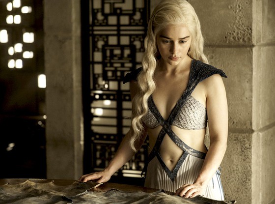 “Mẹ Rồng” Emilia Clarke tiết lộ từng trải qua 2 cuộc phẫu thuật não - Ảnh 1.