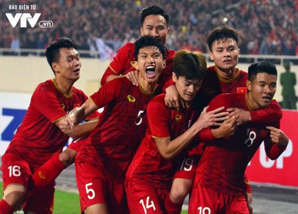 Sau trận U23 Việt Nam đại thắng U23 Thái Lan, 2 tuyển thủ Việt Nam xuống sân dọn rác - Ảnh 1.