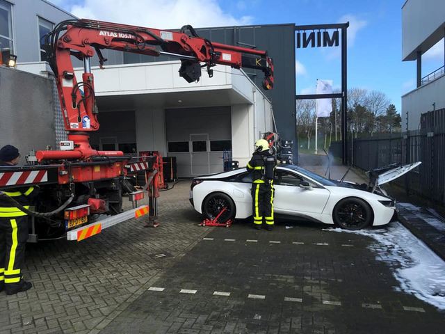 Nhúng cả xe BMW i8 ngập trong nước để chữa cháy - Ảnh 1. Nhúng cả xe BMW i8 ngập trong nước để chữa cháy - Ảnh 1.