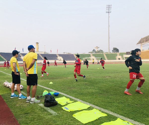 U16 nữ Việt Nam tập làm quen sân chính, quyết tâm giành 3 điểm trước chủ nhà Lào - Ảnh 2. U16 nữ Việt Nam tập làm quen sân chính, quyết tâm giành 3 điểm trước chủ nhà Lào - Ảnh 2.