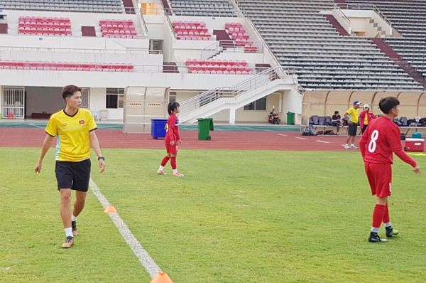 U16 nữ Việt Nam tập làm quen sân chính, quyết tâm giành 3 điểm trước chủ nhà Lào - Ảnh 4. U16 nữ Việt Nam tập làm quen sân chính, quyết tâm giành 3 điểm trước chủ nhà Lào - Ảnh 4.