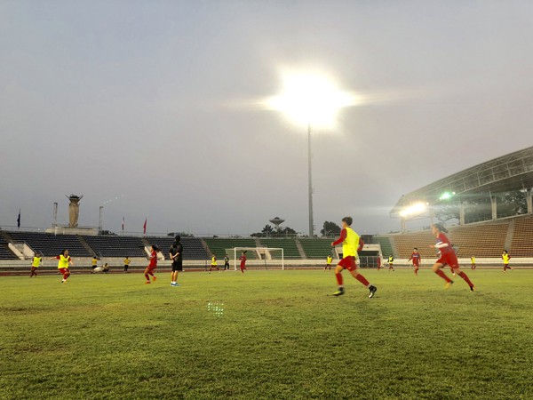 U16 nữ Việt Nam tập làm quen sân chính, quyết tâm giành 3 điểm trước chủ nhà Lào - Ảnh 9. U16 nữ Việt Nam tập làm quen sân chính, quyết tâm giành 3 điểm trước chủ nhà Lào - Ảnh 9.