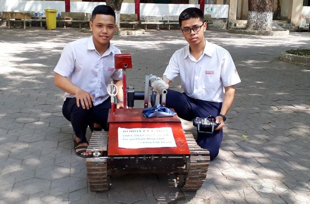 Học sinh lớp 12 chế tạo robot cứu hỏa giá rẻ - Ảnh 1.