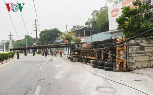 Tài xế buồn ngủ, xe đầu kéo đâm gãy cột điện trung thế - Ảnh 2.